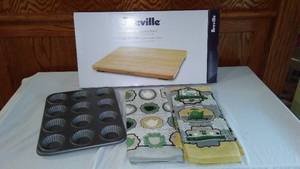 lot 755 image: Breville Bamboo Cutting Board with Tart Pan and Kitchen Towels