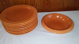 lot 756 image: Set of 7 Red Wing Pottery Plates and Bowl - Vintage Dinnerware