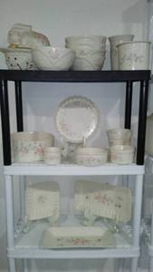 lot 758 image: Pfaltzgraff Ceramic Tea Rose with Basket Weave Texture..