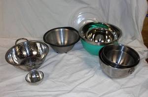 lot 336 image: Set of 7 Stainless Steel and Mixing Bowls with Plastic Lids