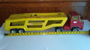 lot 785 image: Vintage Tonka Car Carrier and Truck.