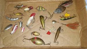 lot 805 image: Vintage Fishing Lures (18)