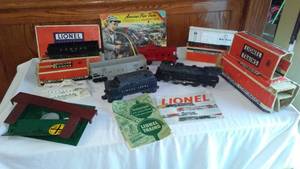 lot 807 image: Vintage Lionel Train, Cars, Track and More.