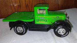 lot 832 image: Nylint Livestock Farms Toy Truck