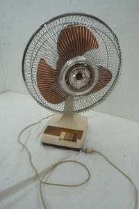 lot 3 image: 12 oscillating fan