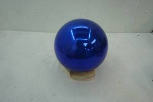 lot 26 image: Gazing ball