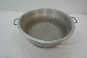 lot 33 image: Aluminum dish pan