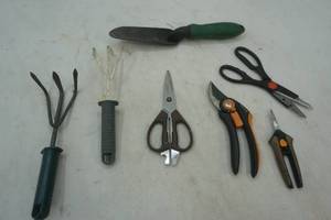 lot 121 image: garden tool lot