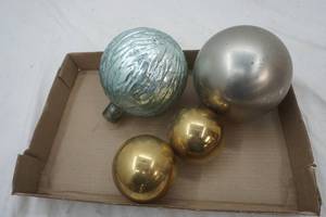 lot 155 image: gazing ball lot