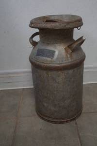 lot 190 image: 20 milk can, vintage, galvanized