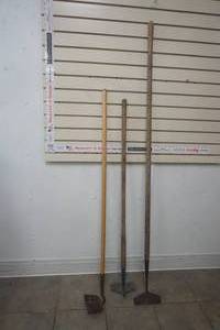 lot 204 image: 2 garden hoes and 1 scraper