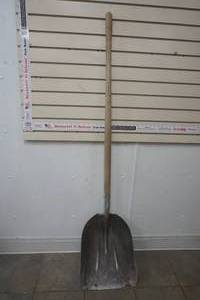 lot 209 image: long handled scoop shovel