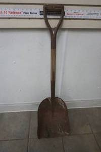 lot 210 image: short shovel