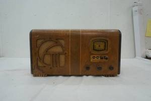 lot 306 image: Sentinel vintage radio