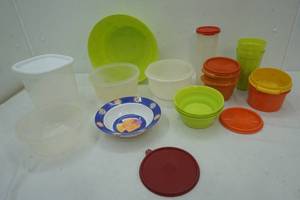 lot 325 image: plasticware lot
