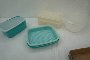 lot 326 image: plasticware lot