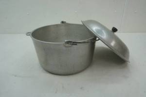 lot 411 image: Household Institute aluminum kettle and lid