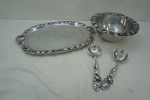 lot 454 image: large serving tray and bowl