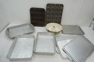 lot 458 image: large bakeware lot
