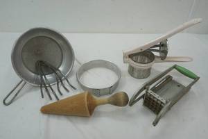 lot 462 image: Kitchen canning strainer