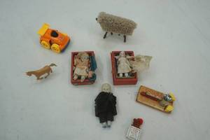 lot 498 image: vintage decor and toys