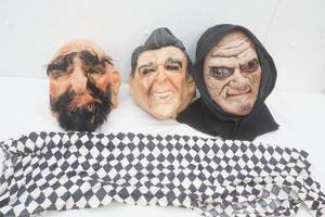 lot 521 image: Ronald Reagan mask lot