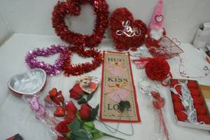 lot 523 image: valentine decor lot