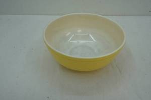 lot 525 image: large yellow Pyrex bowl