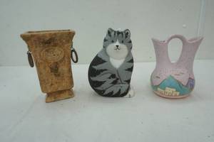 lot 561 image: ceramic cat lot