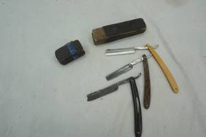 lot 581 image: Vintage razors
