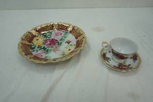 lot 582 image: Decorative plate set