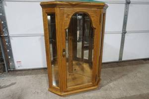 lot 605 image: Corner shelf
