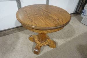 lot 607 image: oak  end table