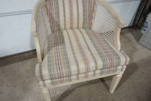 lot 611 image: Kincade padded wicker chair