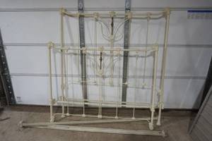 lot 622 image: Old fashion bed frame