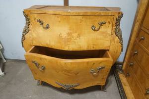 lot 624 image: antique Bombe Chest