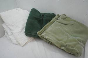 lot 635 image: Velux  blankets