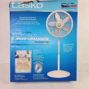 lot 61 image: Lasko 18 Adjustable Pedestal Fan White 3 Speeds Slight Damage To Box