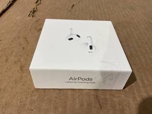lot 26 image: Apple AirPods (3rd Generation)