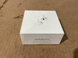 lot 40 image: Apple AirPods Pro (2nd Generation)