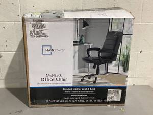 lot 552 image: Mainstays Bonded Leather Mid-Back Managers Office Chair, Black