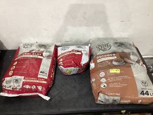 lot 712 image: LOT OF Miscellaneous Cat Litter and Food