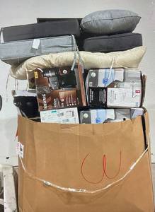 lot 903 image: Wholesale Pallet of Assorted Miscellaneous Items