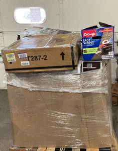 lot 904 image: Wholesale Pallet of Assorted Miscellaneous Items