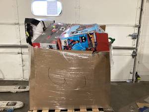 lot 915 image: Wholesale Pallet of Assorted Miscellaneous Items