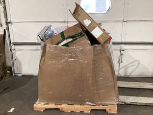 lot 916 image: Wholesale Pallet of Assorted Miscellaneous Items