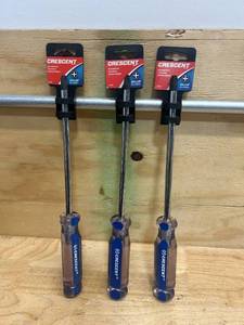 lot 79 image: CRESCENT Box of 3- #4 x 8 CP48 Screwdrivers (1127246.60)