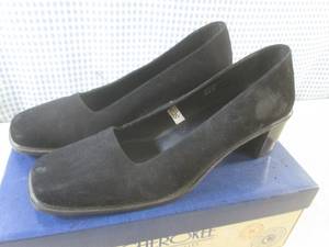 (CS) Pair of Cherokee Black Suede S...