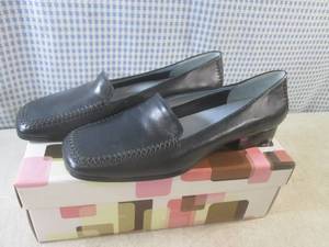(CS) Pair of Bandolino Navy Shoes S...