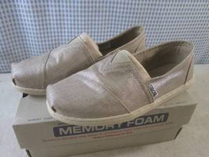 (CS) Pair of Bobs from Skechers wi...